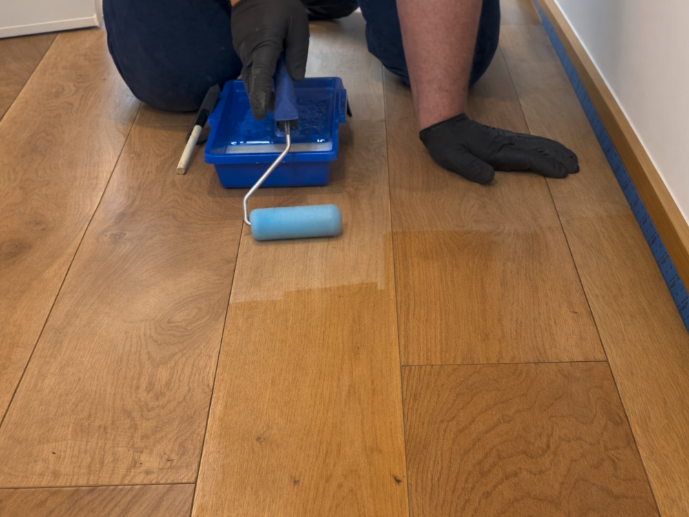 Vegafloor Owatrol aplikacja lakieru do podłóg